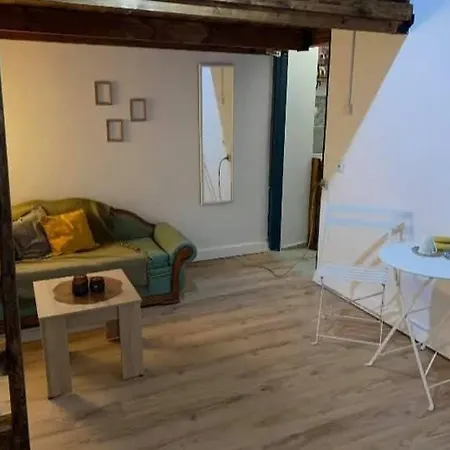 Mascot Bar Street Apartment *